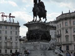 <ミラノ1日目・ドゥオーモ広場>
ヴィットーリオ・エマヌエーレ2世の像。