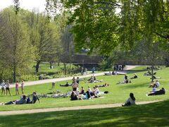 アンデルセン公園。この日はかなりお天気が良く暑いくらいだった。地元の人達は裸で日向ぼっこ。かなりの人出だった。太陽大好きみたいです。