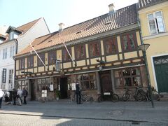 ちょっとゆがんだ古めかしい建物は1683年建造の建物を利用したレストランDen Gamle Kro。ちょっとお高めみたい。