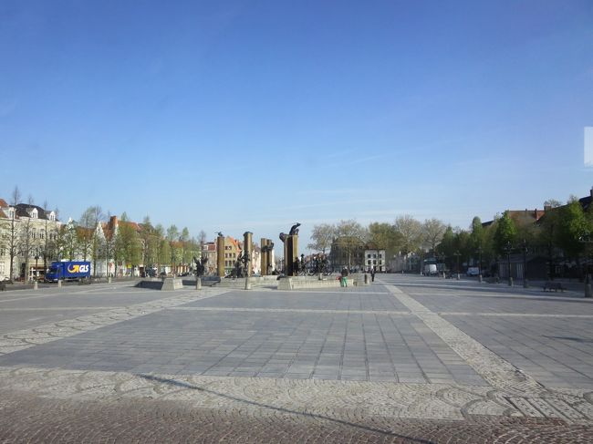 広場でバスを降り、現地ガイドのＴ島さんと合流します。