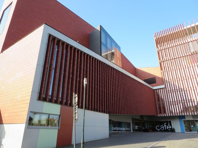 近代的な建物（名前、忘れました(^_^;)）を見ながら、てくてく。