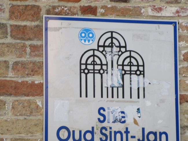 名前のようですが、フランス語でしょうか？<br /><br />考古学博物館かな？！