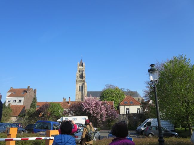 青空に、すっくと尖塔がそびえたっています♪