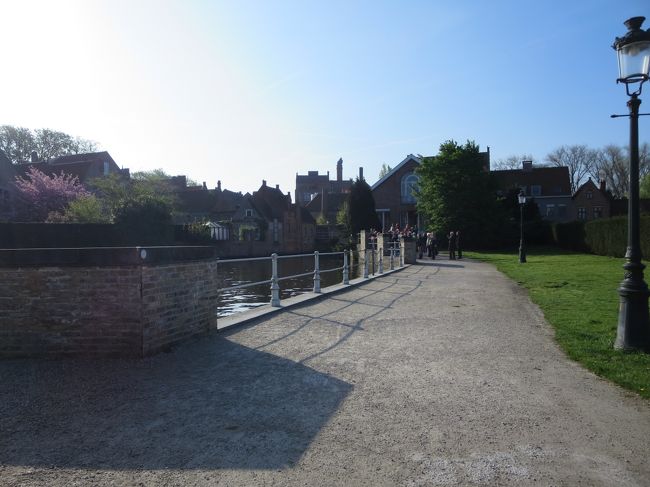 運河が左手に、見えてきました(*^_^*)<br /><br />「水の都」ブルージュ♪<br />ブルージュって「橋」という意味なんですって！<br /><br />