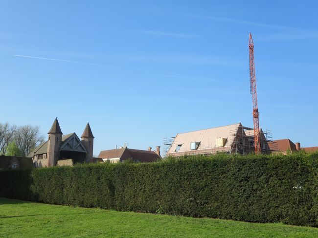 門を撮ろうとしたら、工事現場のクレーンも仲間入り(^_^;)