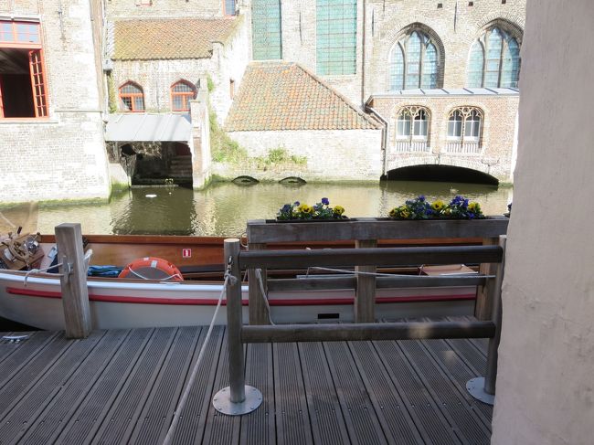 このボートに乗るようです。<br />私たちの前に、アジア系の男性２人が並んでいました。