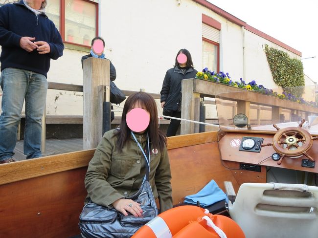 一番前の、船長の横をキープ！<br /><br />後ろに立ってるのが、船長です。<br /><br />右の２人は、添乗員Ｍさんと、Ｔ島さん。<br />お２人は、ここでお留守番です。