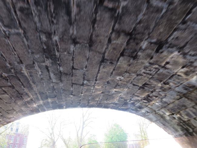 橋が多いので、その都度船長が「アタマ、チュウイ！（頭注意）」と、日本語で言ってくれます(*^_^*)<br /><br />船長「これ、合ってる？！」<br /><br />ガブ「うん！完璧♪」