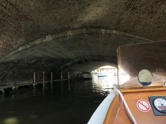 この橋は、比較的広いです。<br /><br />橋の上には、建物が建ってるんですよ。