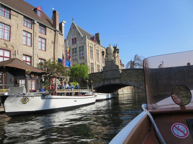 橋の上に、銅像が見えます。<br /><br />後ろ姿、誰だろ？！