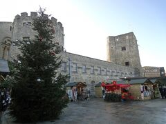 Oxford Castle

12/12（月）10：45 

昨日 Slough 駅のプラットホームで見かけた案内板に載っていた Oxford Castle に到着。

大きなクリスマスツリーがお出迎え。


