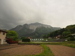 壁面が削り取られた武甲山。大鉱山として知られ、昔から掘削がされていたのだそう。この後天気が崩れ、頂上は雲に隠れてしまいます。