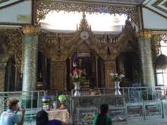 荷物を置いて観光に

まずはスーレーパゴダ！！

裸足になる所で花をわたされた

お供え用の花らしくタダだと思っていたら金を払えと

あまりにも自然にわたされたのでタダだと思ってしまった

いらないので花を返した　やられるとこだった