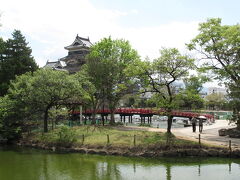 松本城に着きました。裏手の駐車場に停めてお城に向かいます。