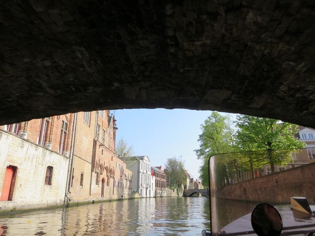 ブルージュ最古の橋です。<br /><br />１４世紀につくられたんですって！<br /><br />「アタマ　チュウイ！」