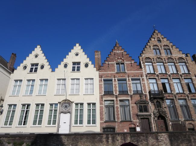 この辺りは、昔のギルドハウスが並んでるって、言ってたな〜♪