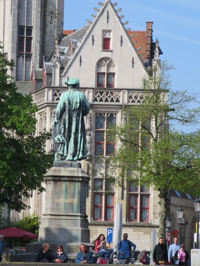 後ろ姿ですが・・・<br /><br />商工会議所前には、ヤン・ファン・エイクの銅像があります。