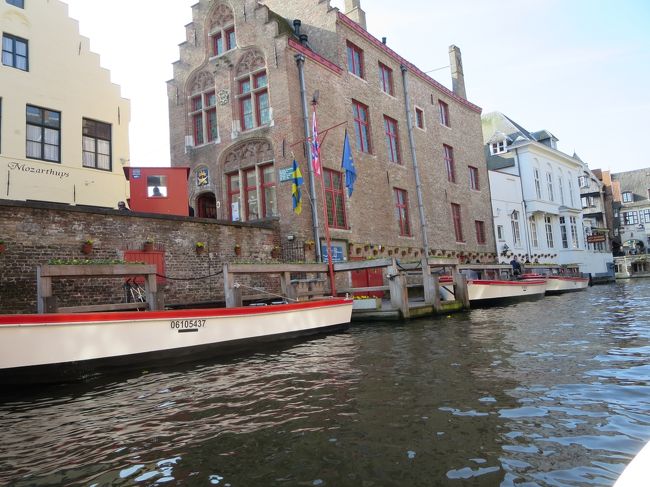 私たちとは別のボート乗り場の前を通って・・・