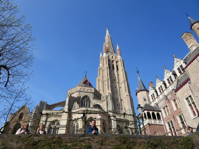 上を見上げてると、日本人の方かな？！<br /><br />４トラベラーさんだったりして♪