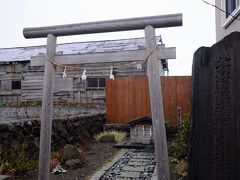 そこから、街歩きを始める。まず目に留まったのは、姥神社・折居社跡。信託により、江差に鰊をもたらしたという折居という姥に纏わる場所とのこと。そこには、姥神大神宮の前身である姥神社が鎮座していたそうだ。姥神社が遷座した後にあった折居社も、今は姥神大神宮の境内にある。