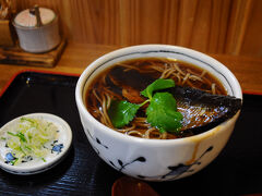 昼近くになったので、そろそろ昼食とする。ちょうど道沿いに蕎麦屋があったので入ることにした。江差と言えば、やはりニシンそばなので注文。蕎麦に身欠き鰊が載っているだけなのだが、これが美味しいのだ。
※現在、閉店となっています。