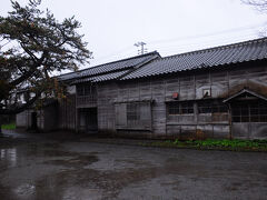 もう少し先まで行ってみようと歩いていると、急に雨が強くなってきた。大雨となり、逃げ込むように入ったのが旧関川家別荘。最初に出会ったアネロイド気圧計を寄贈した江差随一の豪商関川家の別荘で、江差が繁栄していたころの貴重な古文書や調度品を見ることが出来る。受付の方のご厚意で、荷物を預かっていただき、大雨の中を見学させていただいた。