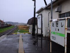 旧関川家別荘の前にあったバス停から、再び無料の周遊バスに揺られて江差駅へと戻った。　※江差線は、現在、廃線となっています。