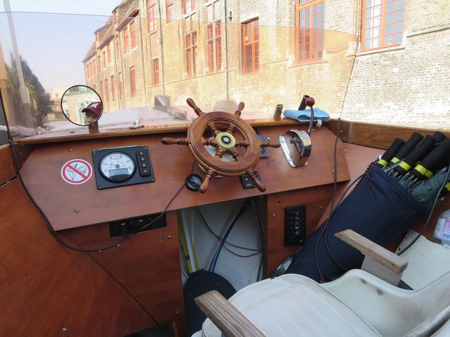 降りた後は、船長と握手して（チップも渡して）、歩き散策です♪<br /><br />チップを用意してたら、隣のイギリス人のおじさまが「僕に？！（笑）」と、手を出してきました(^O^)<br />あはははは♪<br /><br />イギリス人でも、おやじギャグ連発する人いるんですね！<br />楽しかったですヽ(^o^)丿