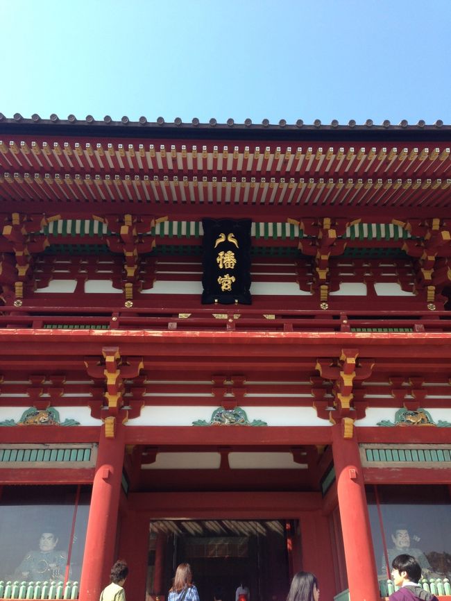 人の流れにそって歩いて行くと無事に到着。<br />鶴岡八幡宮！