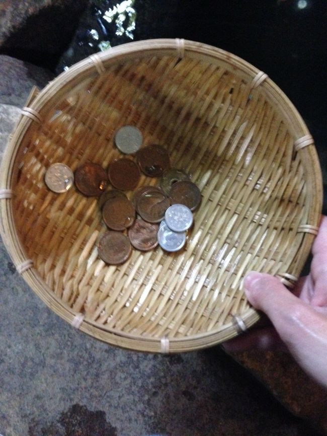 銭洗弁財天宇賀福神社。<br /><br />小銭を洗ってきました！<br />