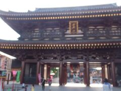 川崎大師は、「金剛山金乗院平間寺(へいげんじ)」というのが正式名称で、川崎大師という呼び名は通称。

写真は、大山門。