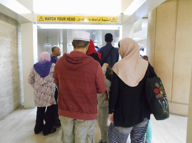 仕方なく手続きをおこない、トランジットルームに移動します。