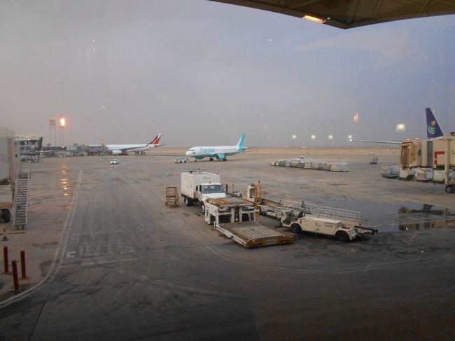 空港で写真をとるのは問題ないとのことなので、あちこち撮影します。