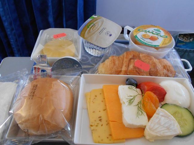 機内食です。<br /><br />さてこの次は、エチオピアの首都・アディスアベバの様子をご紹介します。<br />http://4travel.jp/travelogue/10887609<br />