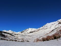 後を振り返ると、真っ青な空に白き山の頂。
小蓮華岳、白馬岳の姿が青い空にくっきりと浮かび上がる。

昨晩見た夕景のピンク色がかった雪原も素敵だったが、朝の光の下で眺める山の方が猛々しさ、凛々しさを感じる。
