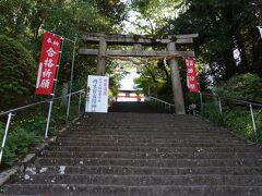 慈尊院から登る階段の先にある「丹生官省符神社」廃仏毀釈までは境内に仏教関連建造物が建ち並び、慈尊院と一体で信仰を集めています。