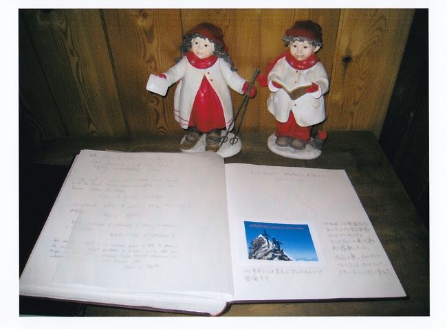 宿の記録帳にマッターホルン登頂の思い出を残す。