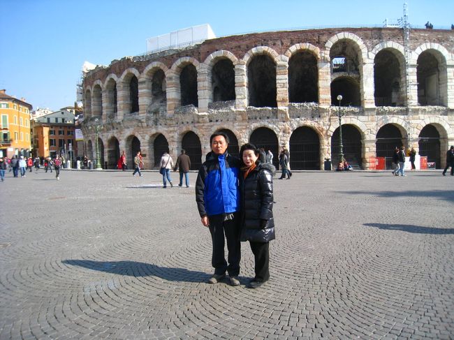 ヴェローナは街中に駐車場は少なくよく判らないので<br /><br />駅近くに駐車しホテルまで２０分程歩いた。