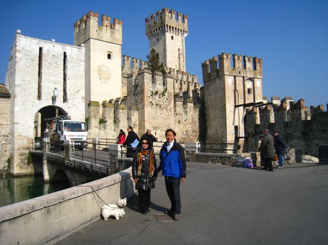 シルミオーネは１０年前自転車で来た街だった。<br /><br />前回も温泉に入れなかったので今回は是非とも入りたいと思い<br /><br />テルメにまでいったが時間的余裕がなく今回も断念！！