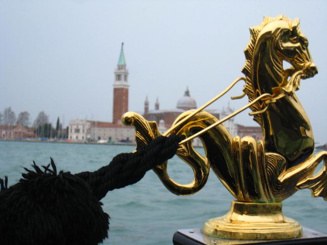 このゴンドラに乗り運河巡りをした。