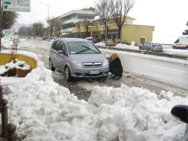 サンマリノの街は箱根の様に山の上に在る街<br /><br />大雪のため、途中で引き返した。<br /><br />まったく予期せぬ大雪にうろたえる日本人ドライバー（私です）