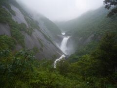 車で山を下る最中、雨が激しくなってきましたが、海岸沿いまでくると雨は降っていませんでした。
午後からは、見どころを周りながら、島を一周します。
まず訪れたのは、千尋（せんぴろ）の滝。
しかし、すず丸が車で寝てしまったので、すず丸は滝を見ていません。