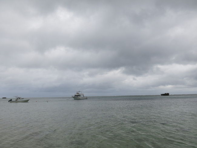 同じようなダイビングショップの船が停泊しています。