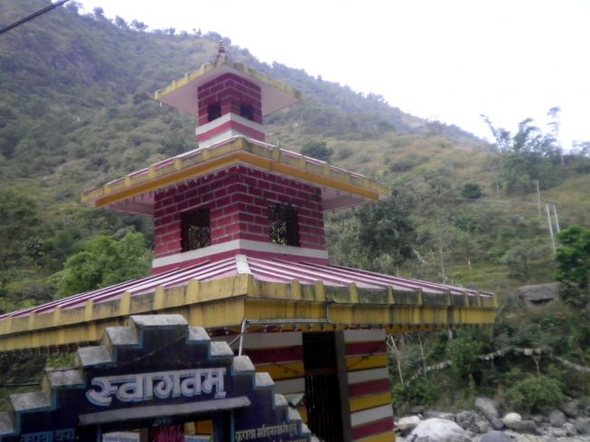 温泉ソバのこのヒンズー教寺院も霊験あらたかなのか？<br /><br />お参りする人が絶えませんでした。