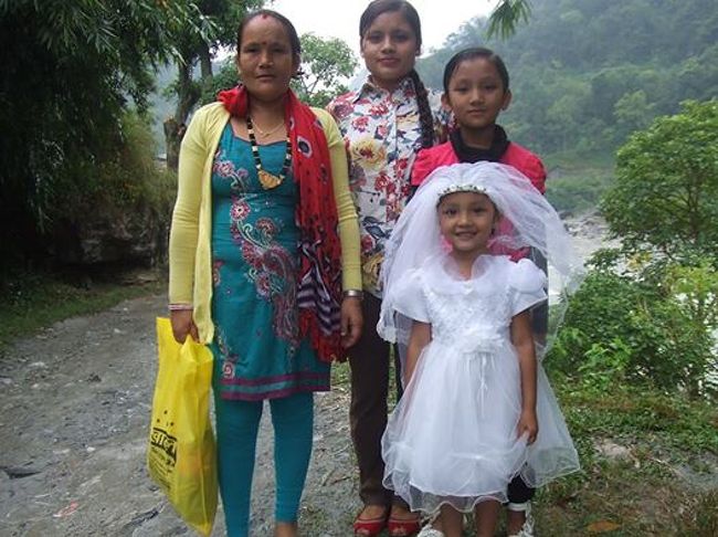 おかげで３人ムスメたちとは親しくさせていただき、特に長女のサンガムさんの美味しいダル・バートは忘れがたいものでした。 