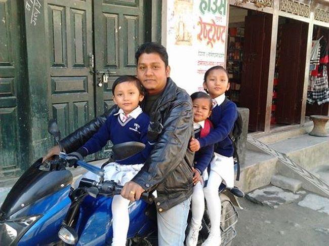 １４年間も灼熱地獄の砂漠国家＝サウジアラビアに出稼ぎに行って苦労したクマール。<br /><br />アラビア語での会話は面白かったし、大事な下の娘たち（前と後ろ、真ん中は親戚の子ども）はホント可愛らしく、次女なんかはﾜﾀｸｼたちの一番上のマゴ（小１）と結婚したいから日本に行きたい、とまで言ってくれた。<br />３女は末っ子の特権で甘えん坊でいつもＴＶでアニメをひっくり返って見ていた。 