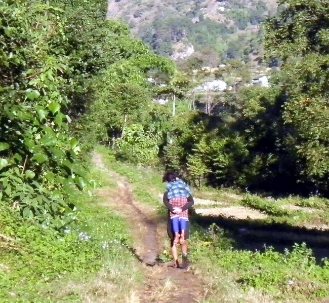 ある時は山中で怪我をした少女を救助したり 、 