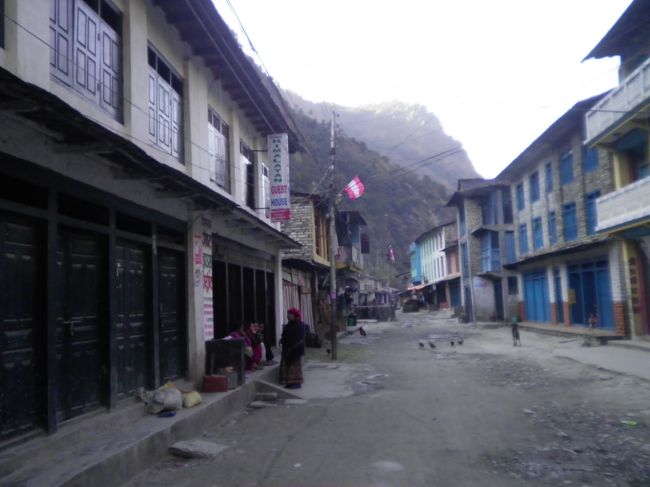 温泉のチケットが終わるころにバスが動き出し、今日は朝から満を侍してベニ行きバスが表の通りを通るのを待っていました。<br /><br />時刻表なんぞはナイ。<br /><br />いつ通りかかるかは「神のみぞ知る」であるが、１０日間ぶりのバスは確実に動いています。<br />今朝は暗いうちからバスが通る物音がしていたからです。 