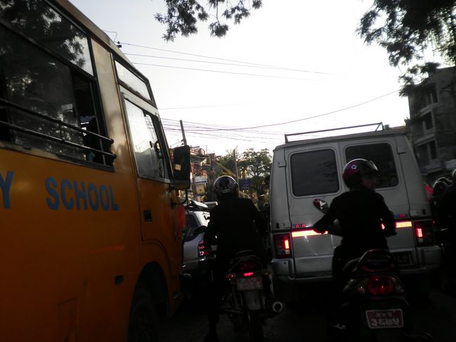 数時間してﾜﾀｸｼたちは喧騒の町＝ポカラに帰って来ました。<br /><br />山奥の静かな田舎で暮らしていたら、ポカラほどののんびりした町でも「喧騒の町」と思えるのが不思議です。 