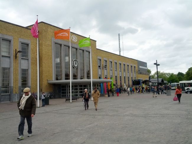 ゲント駅に比べると、駅舎には飾り気がない。